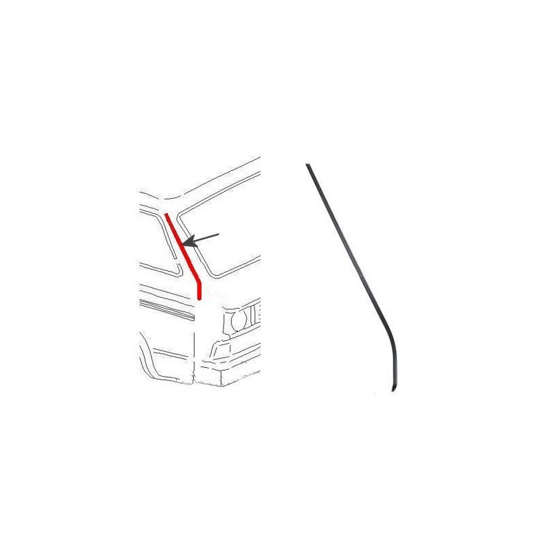 baguette plastique sur pilier au devant de la porte avant droite