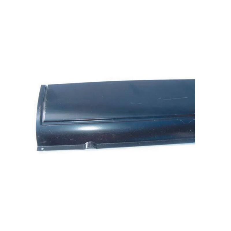 bas de panneau latéral central (entre les nervures, à l’oppo...